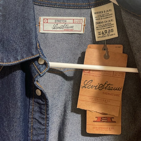 NWT Denim Button Down Women’s Blouse by Signature Levi’s Strauss. - Picture 2 of 4